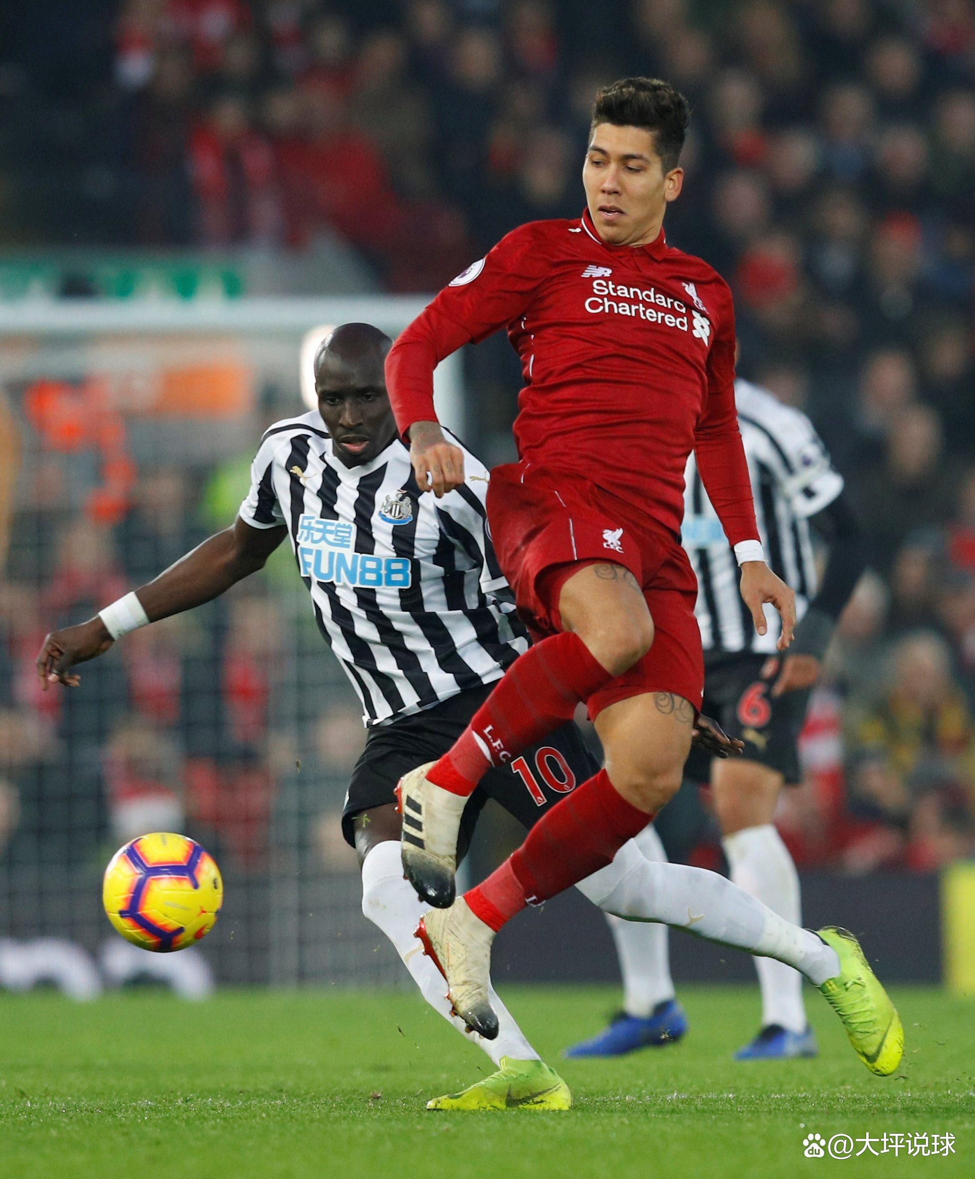 “英超焦点战：榜首大战精彩纷呈”