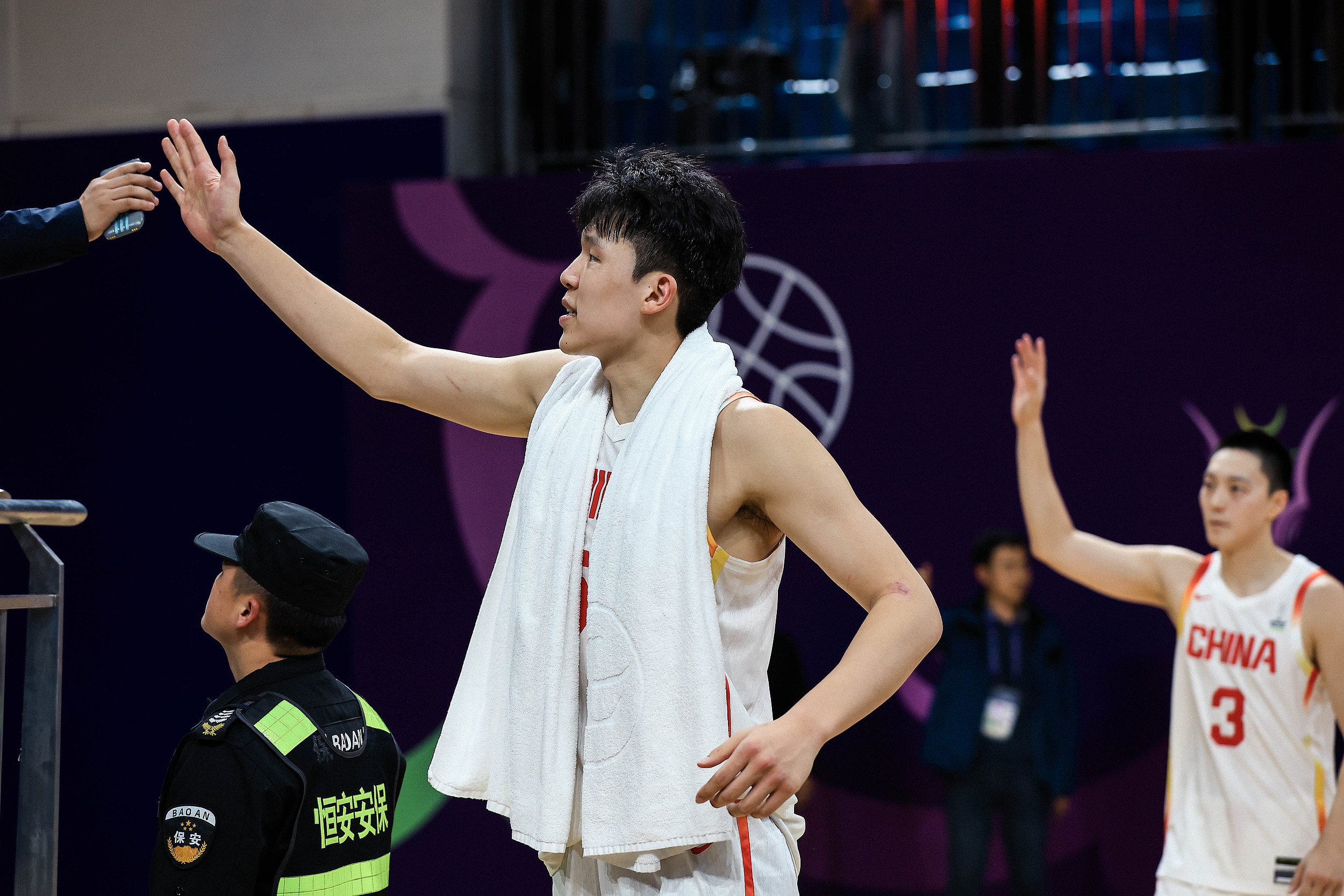 乐鱼app-中国男篮运动员飞赴海外参加高水平训练营