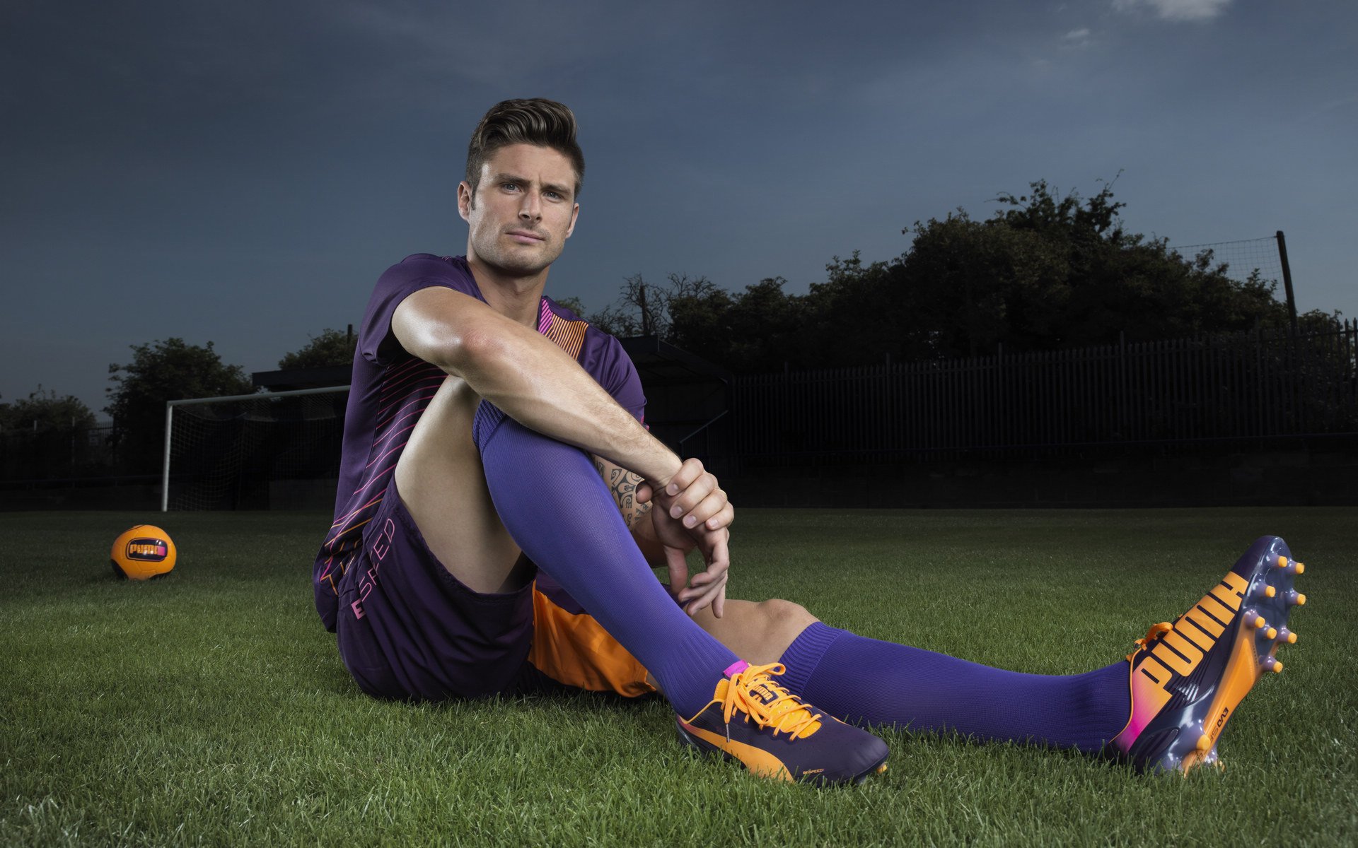 “法甲中游强势反弹，争夺前四名激烈角逐”，法甲中场球员