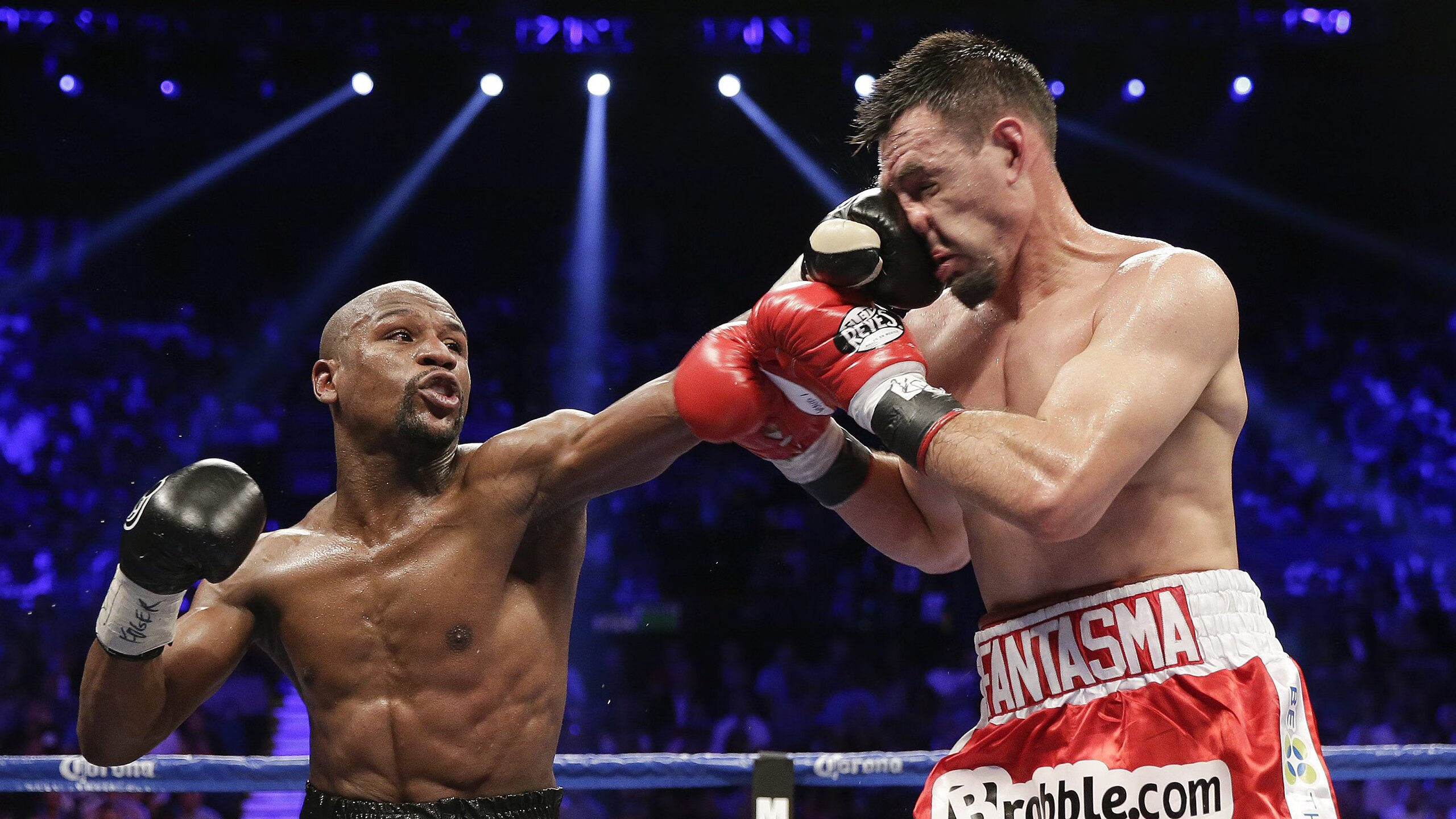 乐鱼在线-【高手对决】顶尖运动员的激烈碰撞与战术布置