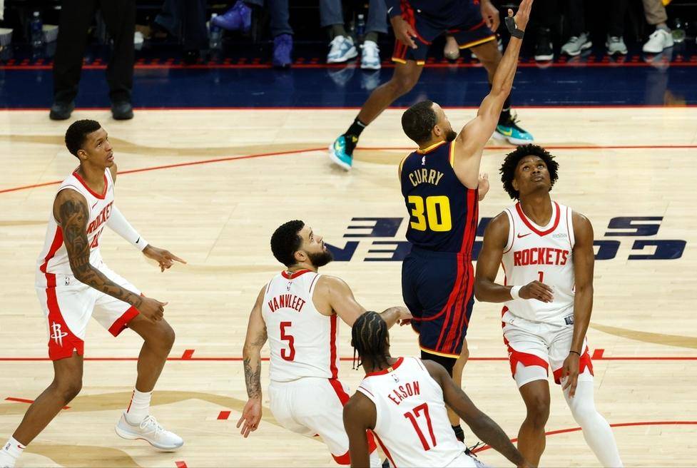 包含乐鱼体育：勇士队战术调整：科尔尝试新阵容，提升进攻多样性的词条